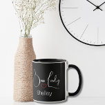 Taza Funny Modern Boss Lady Black and White Script<br><div class="desc">¿Buscando un regalo para ese jefe especial? ¿Una que es linda y divertida? Este diseño se puede cambiar a un nombre o mensaje diferente. Un simple corazón rojo añade un toque dulce</div>