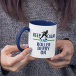 Taza Funny Roller Derby Chica<br><div class="desc">Mantenga el Roller Tranquilo Derby. Un divertido regalo del equipo de rodillos derby para un chica de rodillos que ama los deportes y patines. Un diseño genial para el equipo o el entrenador.</div>