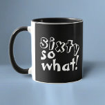 Taza Funny Sixty así que qué cita de cumpleaños 60<br><div class="desc">Funny Sixty, así que qué cita 60 cumpleaños Mug. Esta taza es perfecta para alguien que celebra su cumpleaños número 60. Viene con una cita graciosa y inspiradora 60, así que qué en la moderna tipografía blanca, y es ideal para una persona con sentido del humor. Genial como un regalo...</div>