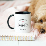 Taza Futuro Sra. Boda de nombre de guión negro personal<br><div class="desc">La personalizado "Future Mrs.",  boda nupcial femenina,  tazón de café,  presenta un texto moderno de escritura negra que puede ser personalizado con el apellido de la novia y la fecha de boda. Incluye un acento cardíaco rosado lindo. ¡Hace un regalo perfecto a la futura novia recién comprometida!</div>
