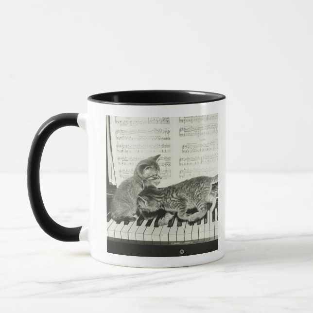 Taza Gatito dos que juega en el teclado de piano, (B&W) (Izquierda)