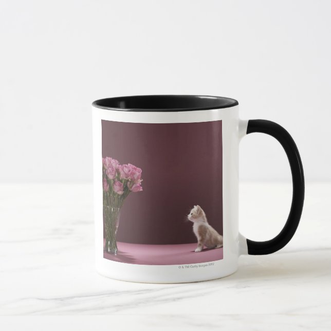 Taza Gatito que mira el florero de rosas (Derecha)