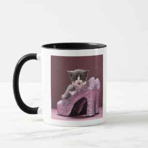 Taza Gatito que se sienta en zapatos del purpurina