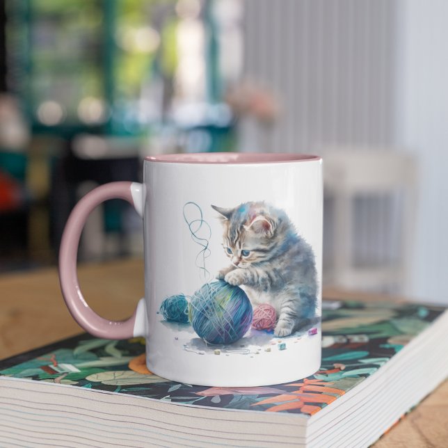 Taza Gatitos jugando con una bola de yarn (Kittens Playing with a Ball of Yarn Mug)