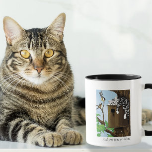 Taza Gato atigrado lindo durmiendo en una casita de páj