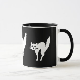 Taza gato blanco enojado divertido con detrás arqueado
