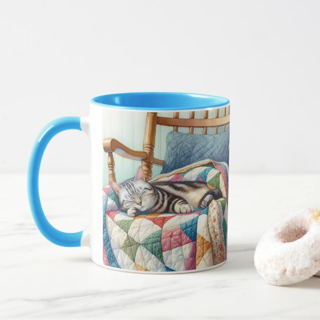 Taza Gato grisáceo dulce durmiendo en un montón (Con donut)