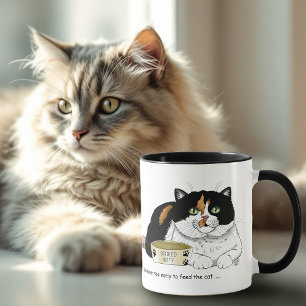 Taza Gato hambriento temprano por la mañana
