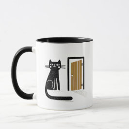 Taza Gato negro caprichoso esperando en la puerta