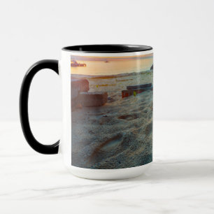 Taza Gato que se sienta en una playa