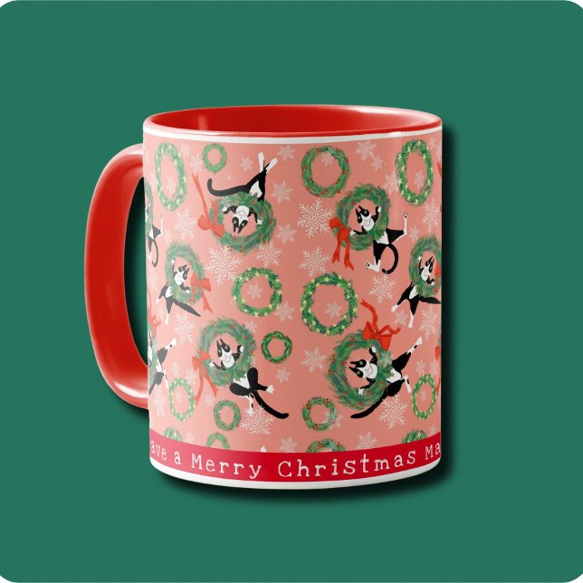 Taza Gato y Navidades divertidos (Cute tuxedo cats play in festive Christmas wreaths on poinsettia pink background. Personalize it.)