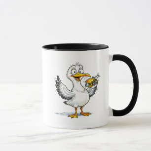 Taza Gaviota sosteniendo un sándwich de pescado en la c