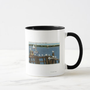 Taza Gaviotas y veleros a lo largo de la costa