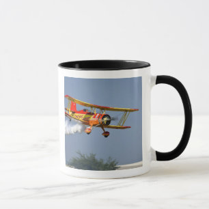 Taza Gene Soucy realizando acrobacias en Grumman