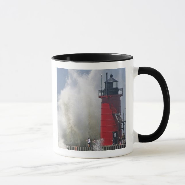 Taza Gente en el muelle observa grandes olas rompientes (Derecha)