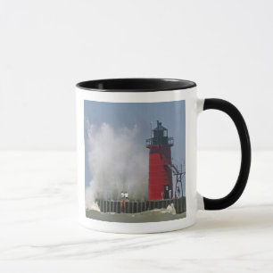 Taza Gente en el muelle observa grandes olas rompientes