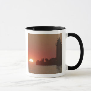 Taza Gente faro puesta del sol silueta en el sur
