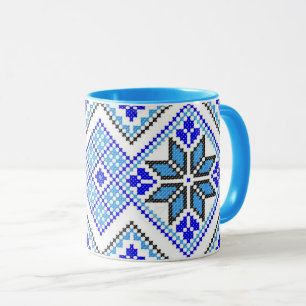 Taza geométrica azul del bordado de Vyshyvanka de