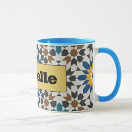 Taza geométrica moderna azul y granate con persona