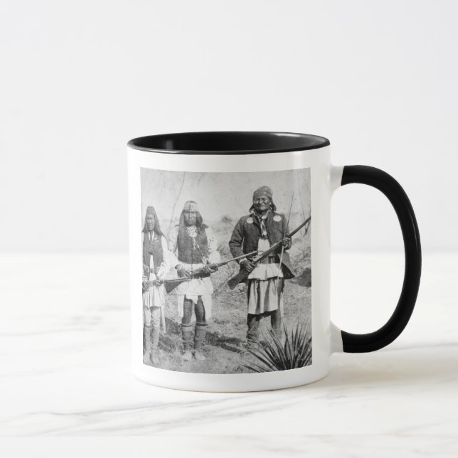 Taza Geronimo y tres de sus guerreros de Apache, 1886 (Derecha)