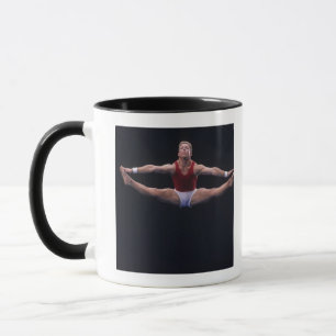 Taza Gimnasta de sexo masculino que se realiza en el