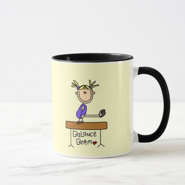 Taza Gimnasta rubio del chica en las camisetas y los (Derecha)
