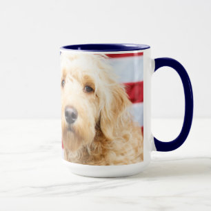 Taza Goldendoodle con bandera estadounidense