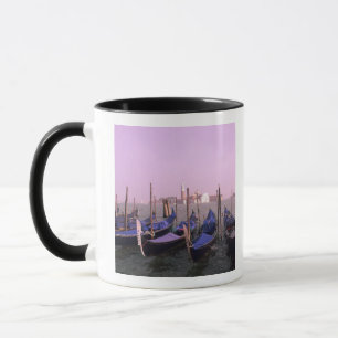 Taza Góndolas listas para turistas en Venecia Italia