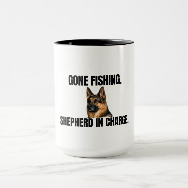 Taza Gone Fishing. Shepherd in Charge. Mug (Centro)