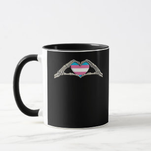 Taza Gótico transgénero en el corazón de manos óseas