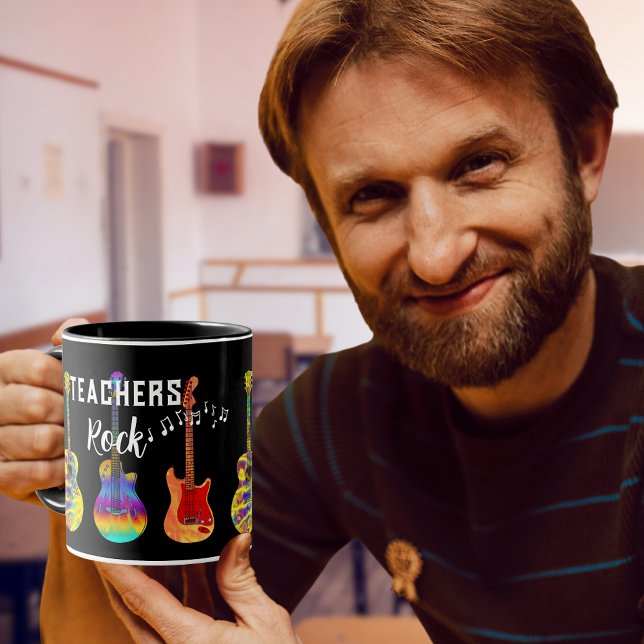 Taza Gracias a profesores que cantan sobre el negro en  (Teachers Rock music themed Teacher appreciation black coffee mug with colorful guitars)