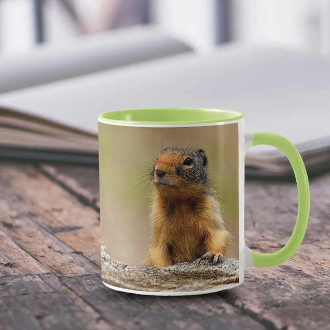 Taza Graciosa Ardilla Subterránea Colombina De Saucy (Curious Columbia Ground Squirrel on Log 11 oz Coffee Mug Cover Photo.)