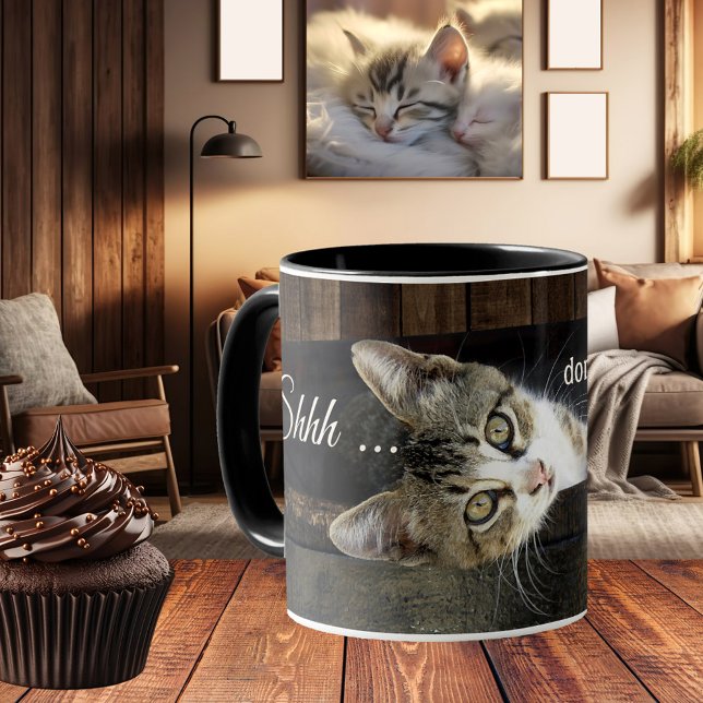 Taza Gracioso café de vino gato (A cute kitty has nestled itself into a wine barrel. Funny cat mug for a cat, coffee and wine lover)