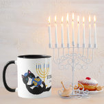 Taza Gracioso Cat Gold Menorah Hebreo Feliz Hanukkah<br><div class="desc">Gracioso Gato Oro Menorah Dreidel,  Festividad Judía Chanukah. Regalo Hanukkah. Feliz Hanukkah Mug</div>