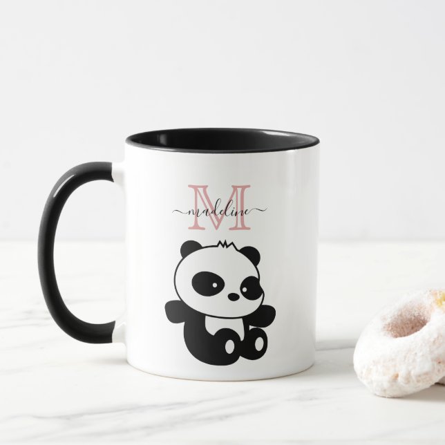 Taza Gracioso Sitting Panda Monograma rosa moderno (Con donut)