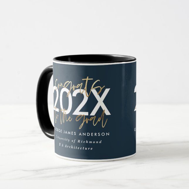 Taza Graduación elegante de escritura moderna en azul y (Anverso izquierdo)