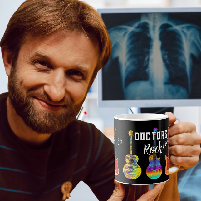 Taza Graduado de rock para Médicas de escuelas mixtas (Doctors rock med school graduate cool guitar coffee mug)