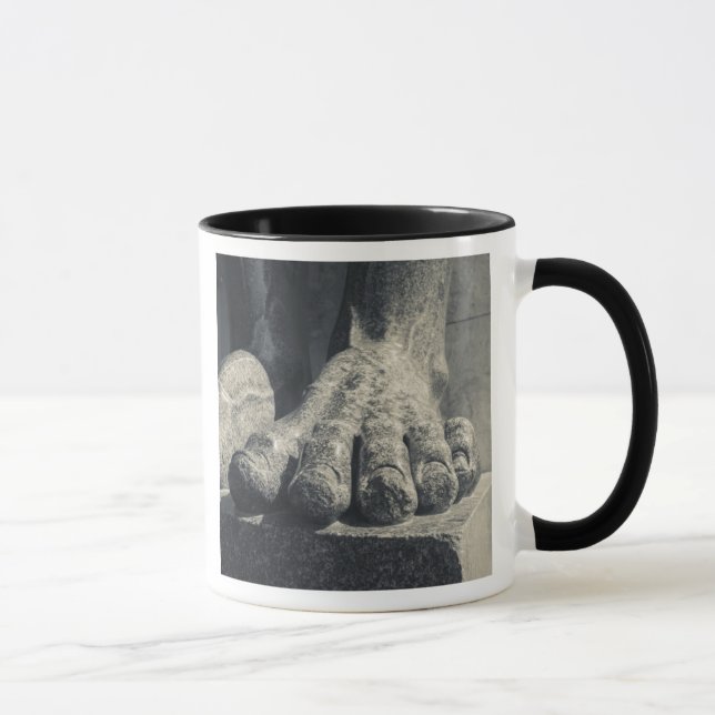 Taza Gran edificio de Ermita, pie de escultura (Derecha)