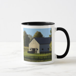 Taza Granero en una granja de caballos pura sangre al a