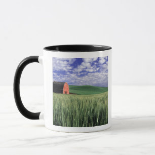 Taza Granero rojo en campo de trigo y cebada en Whitman