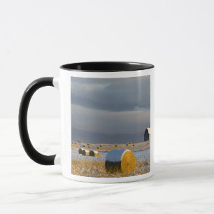 Taza Granero rústico y pacas de heno después de una nie