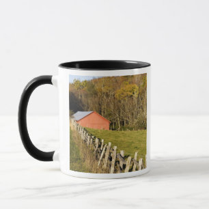 Taza Granero y fencerow rojos a lo largo del canto azul
