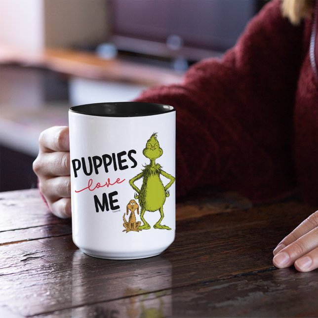 Taza Grinch y Max | Los cachorros me aman (Person holding  mug)