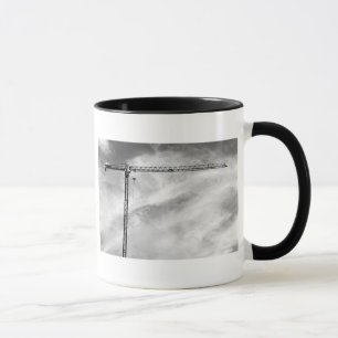 Taza Grúa de construcción y cielo foto en blanco y negr