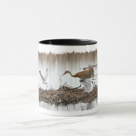 Taza Grúa de Sandhill que persigue gaviotas