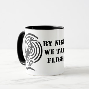 Taza Grúa negra parada en silueta de agua