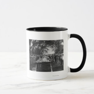 Taza Grupo comiendo grandes trozos de sandía