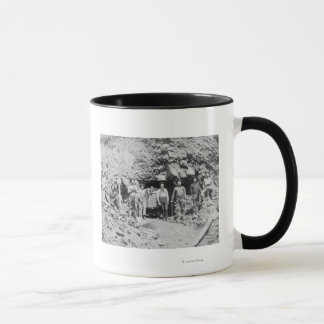 Taza Grupo de hombres fuera de una mina fotográfica