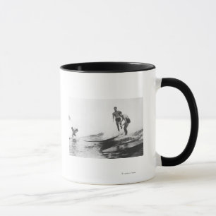 Taza Grupo de personas que practica surf en el
