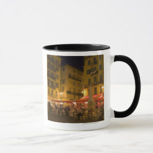 Taza Grupo de personas que se sienta en un café de la